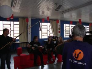 Imagem mostra bastidores de gravação com banda