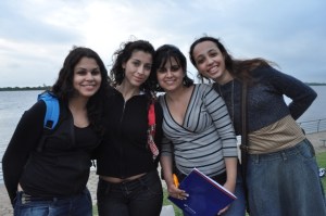 Imagem mostra parte da equipe por trás do documentário