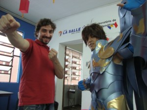 Imagem mostra dublador do cavaleiro Seiya