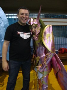 Imagem mostrando o dublador do cavaleiro Shun