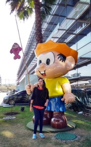 Imagem mostrando uma estátua do Chico Bento na entrada da Maurício de Sousa Produções