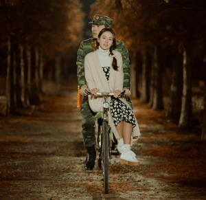 Yoon Se-Ri e Ri Jeong-Hyeok de bicicleta em Crash Landing on You