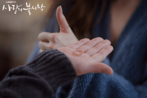 Ri Jeong-Hyeok surpreende Yoon Se-Ri com anéis de casal em Crash Landing on You