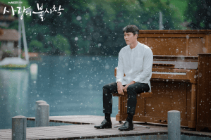 Hyun-Bin como Ri Jeong-Hyeok em cena na Suíça em Crash Landing on You