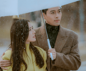 Junk-Hyuk ao lado de Se-Ri na chuva em Crash Landing on You