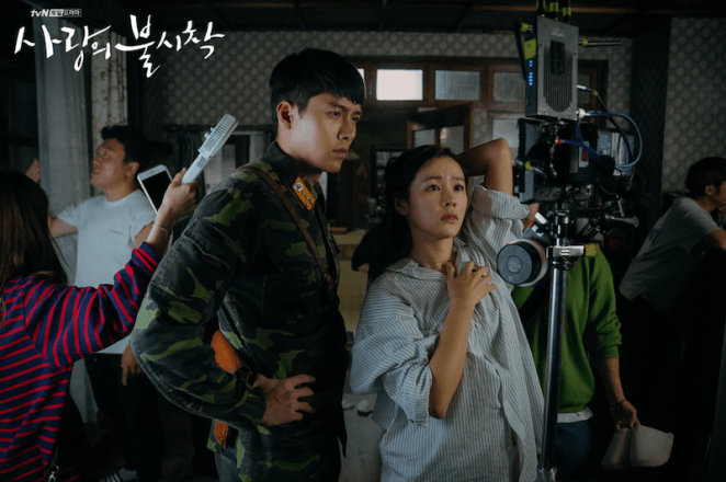 Conferindo as cenas em Crash Landing on You