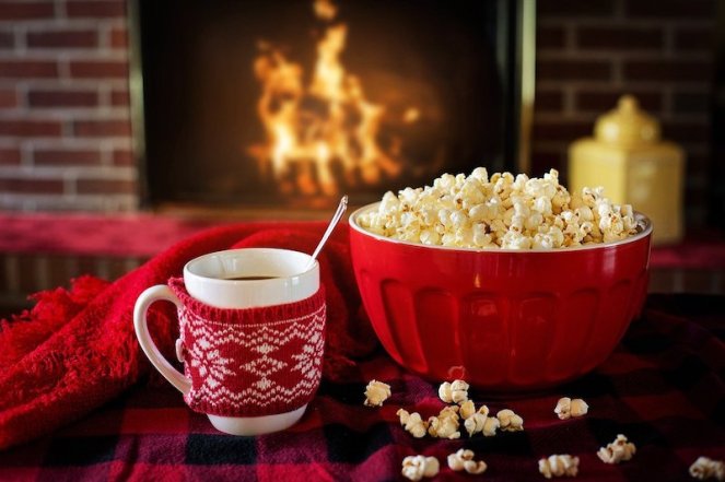Aproveitar sessão de filmes e séries em casa (Jill Wellington por Pixabay)