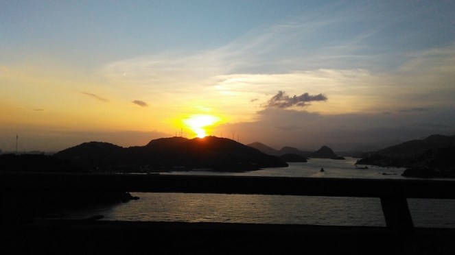 Pôr do sol na Terceira Ponte, a caminho de Vila Velha ES (Natália Cagnani)