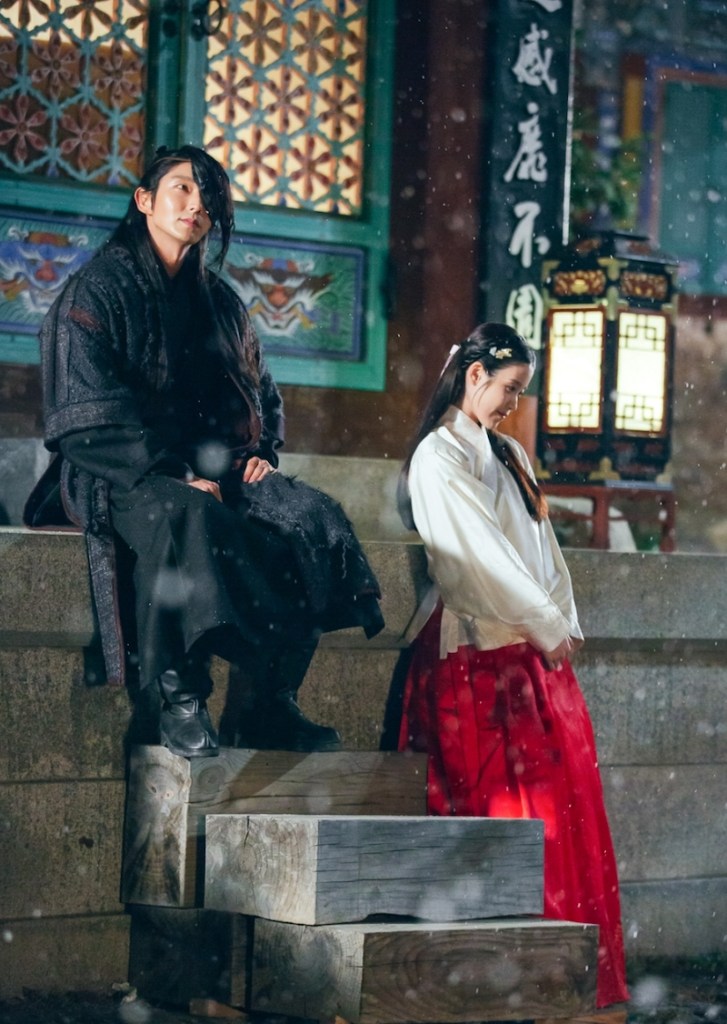 Hae Soo (IU) e Wang So (Lee Joon-Gi) em Moon Lovers: Scarlet Heart Ryeo