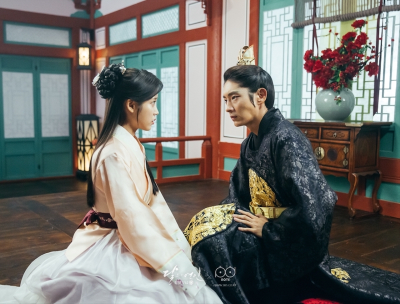 Hae Soo (IU) e Wang So (Lee Joon-Gi) em Moon Lovers: Scarlet Heart Ryeo