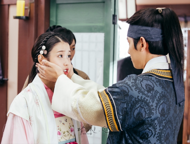 Hae Soo (IU) e Wang Eun (Baekhyun) em Moon Lovers: Scarlet Heart Ryeo