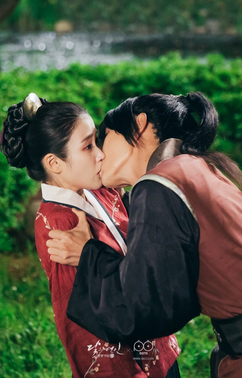 Hae Soo (IU) e Wang So (Lee Joon-Gi) em Moon Lovers: Scarlet Heart Ryeo