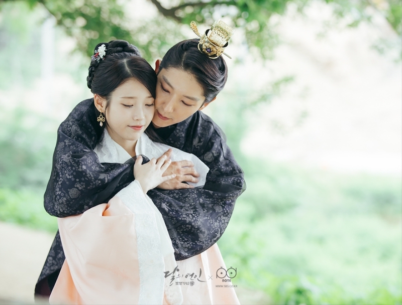 Hae Soo (IU) e Wang So (Lee Joon-Gi) em Moon Lovers: Scarlet Heart Ryeo