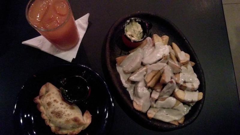 Opções vegetarianas em Vila Velha: batatas rústicas, empanada de cogumelos e suco de laranja com morango