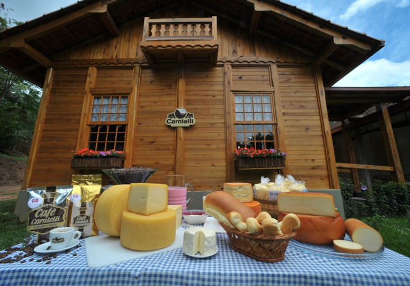 Queijos, cafés e outros produtos coloniais da Fazenda Carnielli, nas montanhas capixabas