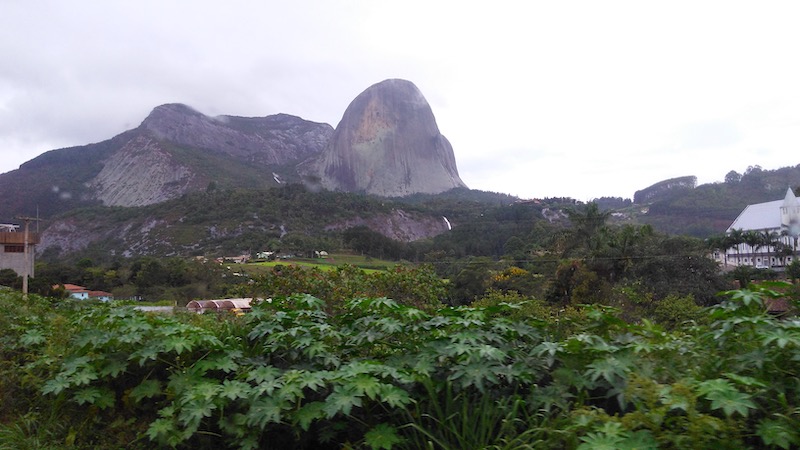 Vista de longe do Parque Estadual da Pedra Azul nas montanhas capixabas