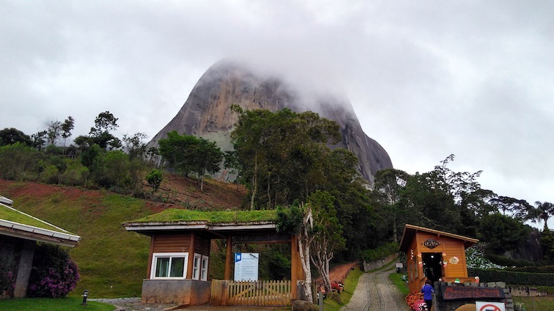 Pedra Azul: o cartão-postal de Domingos Martins na serra capixaba em dia de neblina