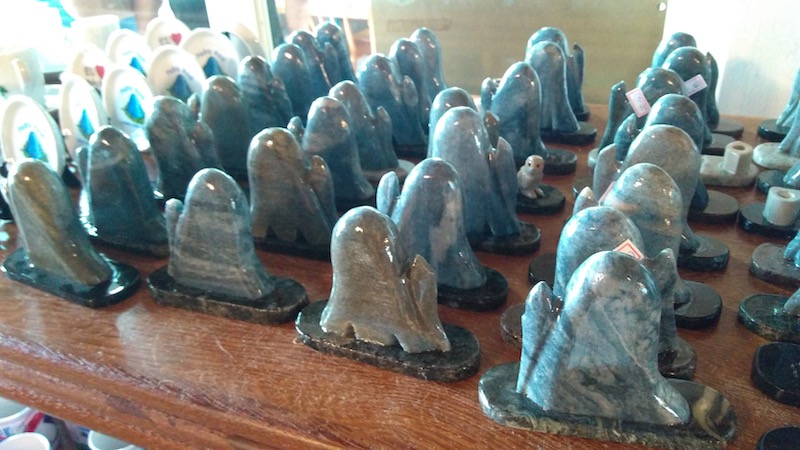 Miniaturas da Pedra Azul vendidas como souvenirs nas montanhas capixabas