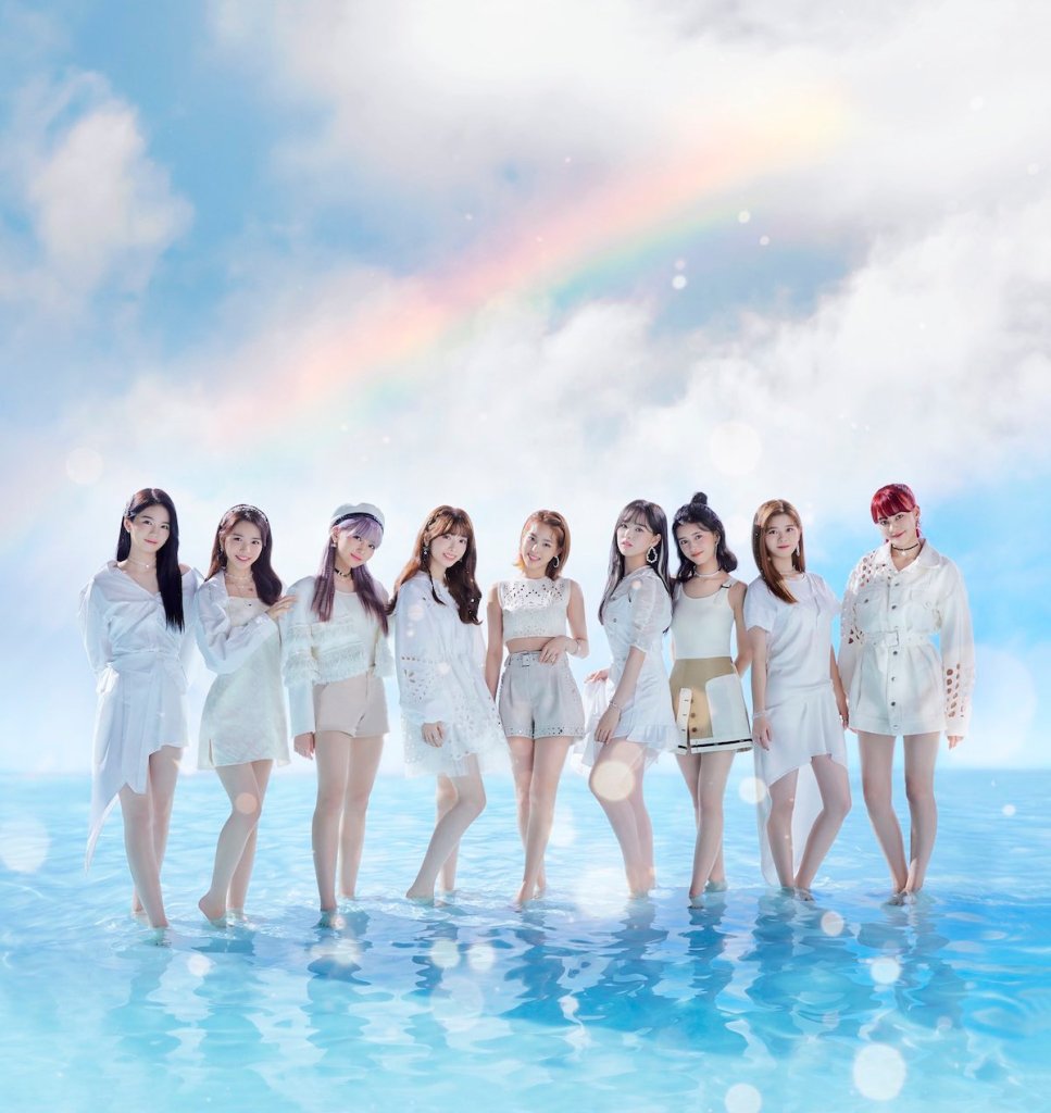 NiziU com as sete integrantes reunidas para debut com "Step and a Step"