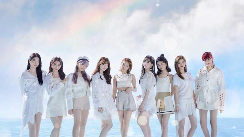 NiziU com as sete integrantes reunidas para debut com "Step and a Step"