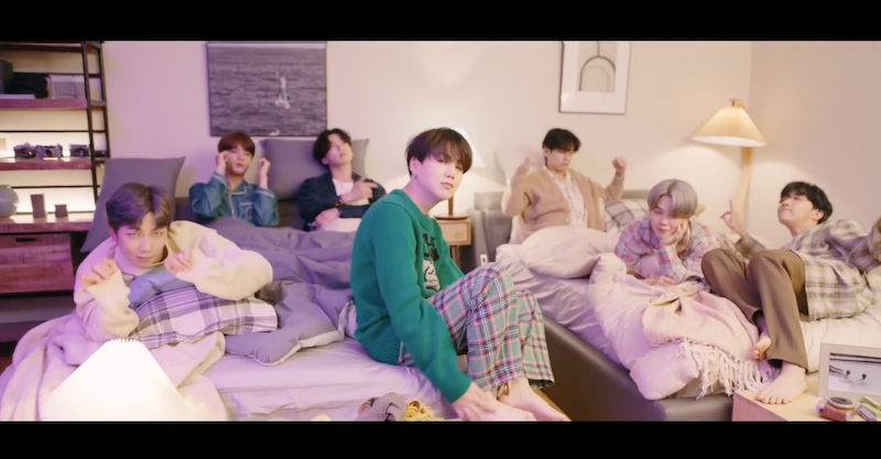 Cena do MV de "Life Goes On" do novo álbum do BTS