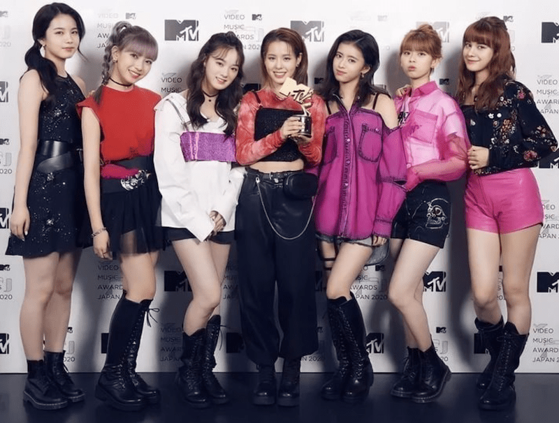 Meninas do NiziU com prêmio MTV Japan