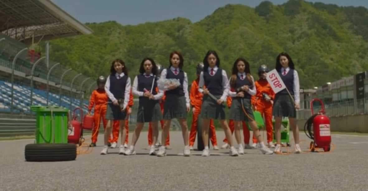 Participação especial de NiziU em MV de Stray Kids