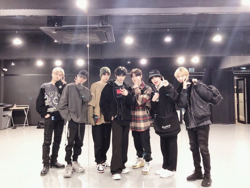 Membros do ENHYPEN: Sunghoon, Ni-Ki, Sunoo, Jungwon, Jake, Heeuseng e Jay 