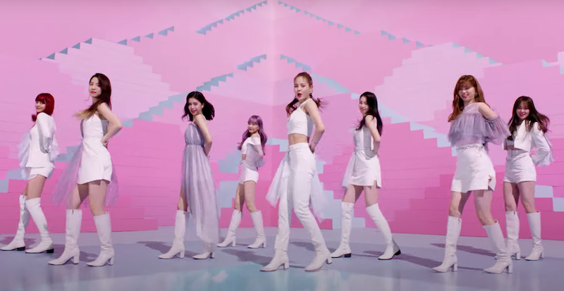 NiziU em cena de coreografia no MV do single "Step and a Step"