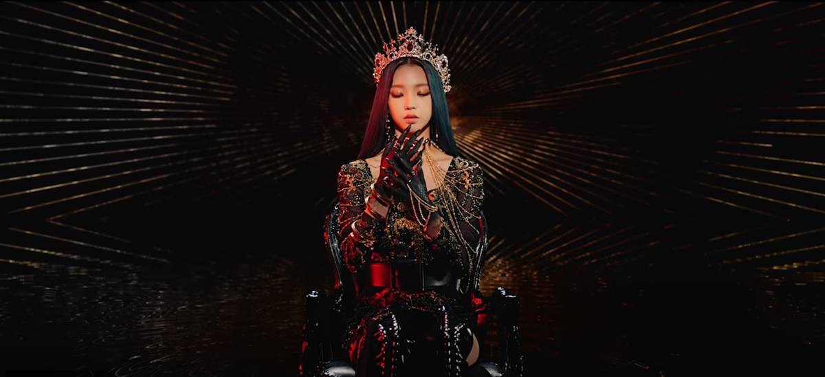 Cena do MV de debut do girl group aespa no K-Pop com Karina