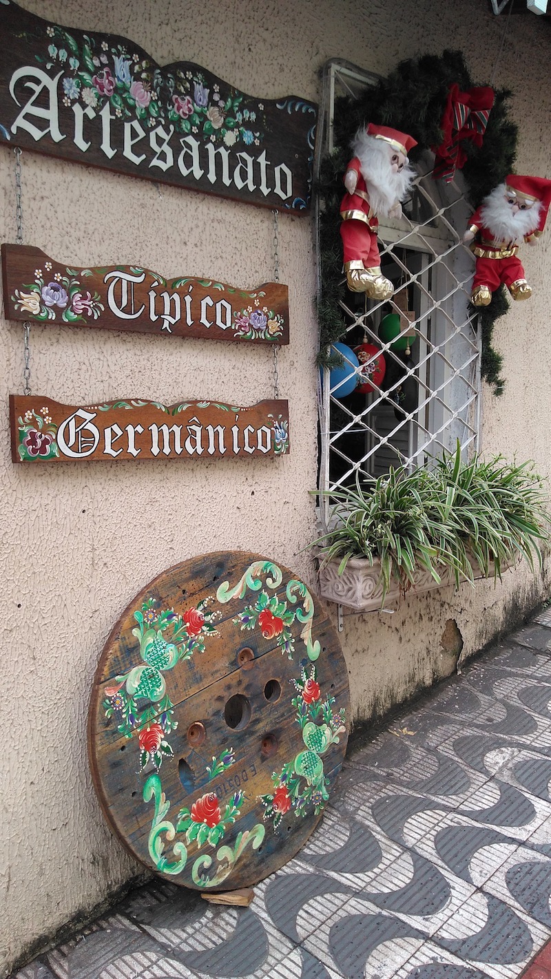 Enfeites de Natal em loja de artesanatos de Domingos Martins nas montanhas capixabas