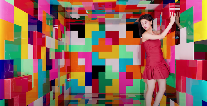 NiziU Rima em cena do MV "Step and a Step"