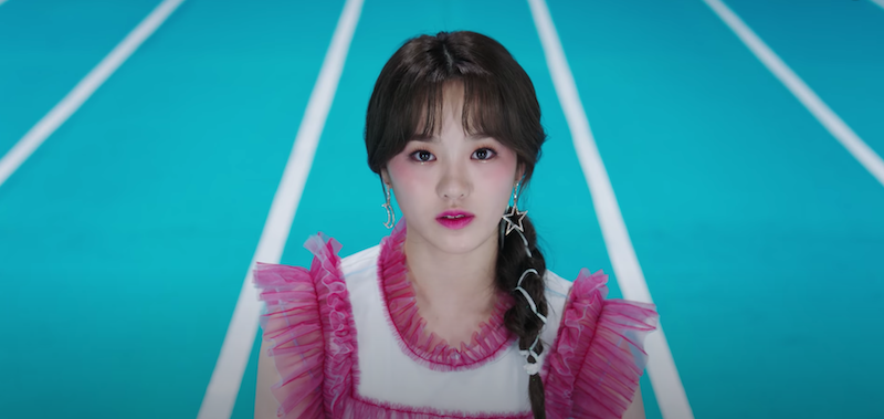 NiziU Rio em cena do MV "Step and a Step"