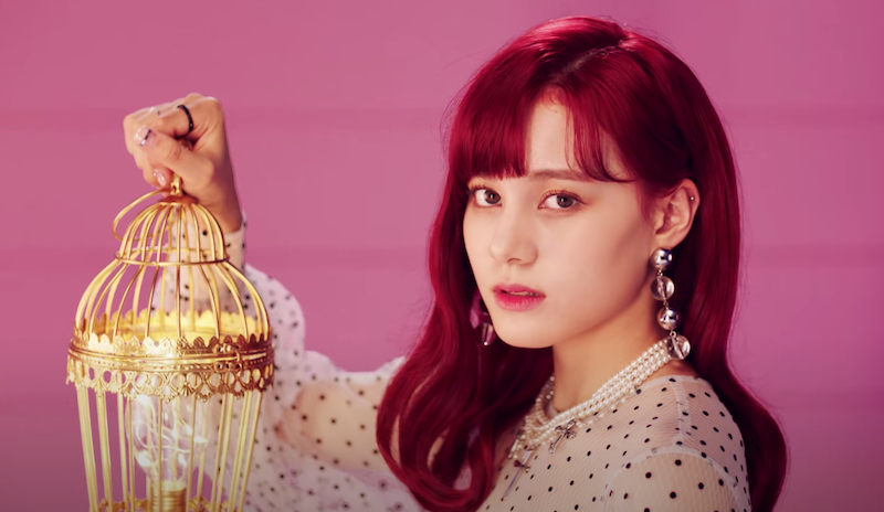 NiziU Miihi em cena do MV "Step and a Step"