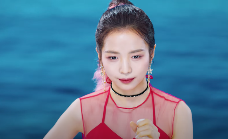 NiziU Maya em cena do MV "Step and a Step"