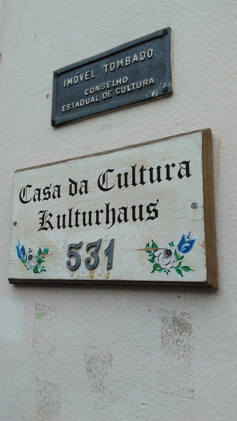 Tradição alemã nas placas com nomes de ruas em Domingos Martins