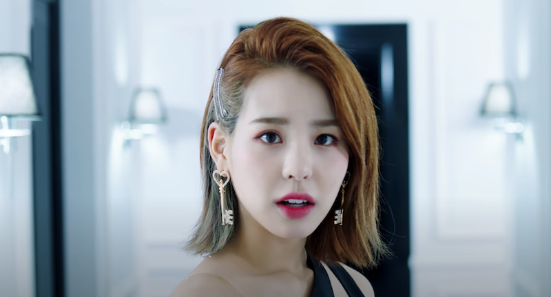 NiziU Mako em cena do MV "Step and a Step"