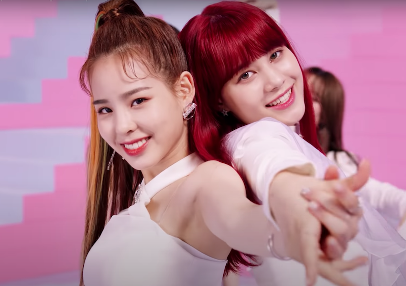 NiziU Mako e Nina dão as mãos no MV do single "Step and a Step"