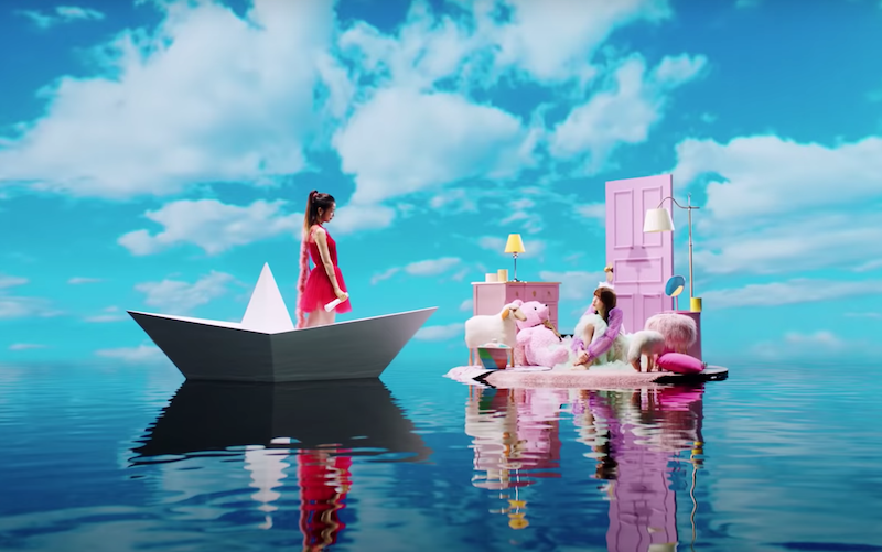 NiziU Maya e Miihi em cena do MV do single "Step and a Step"