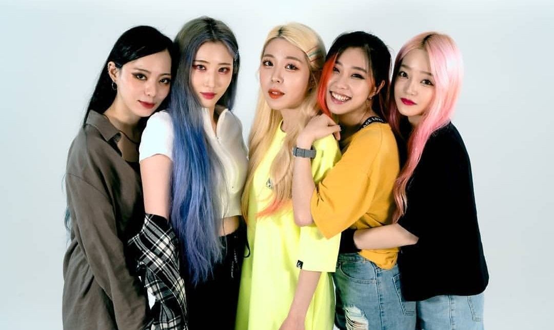 Banda de K-Rock Rolling Quartz com Yeongeun, Areum, Jayoung, Iree e Hyunjung