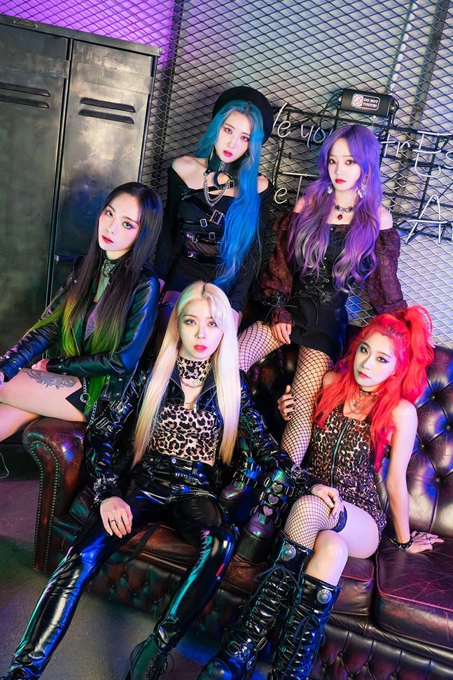 Banda de K-Rock Rolling Quartz com Yeongeun, Areum, Jayoung, Iree e Hyunjung