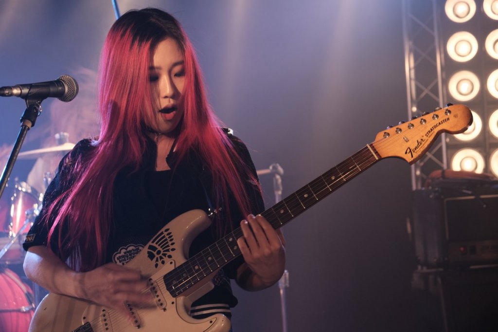 Iree, guitarrista da banda de K-Rock Rolling Quartz