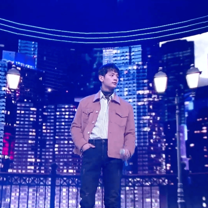 Minho (SHINee) durante Ringtone live com performance de I'm Home