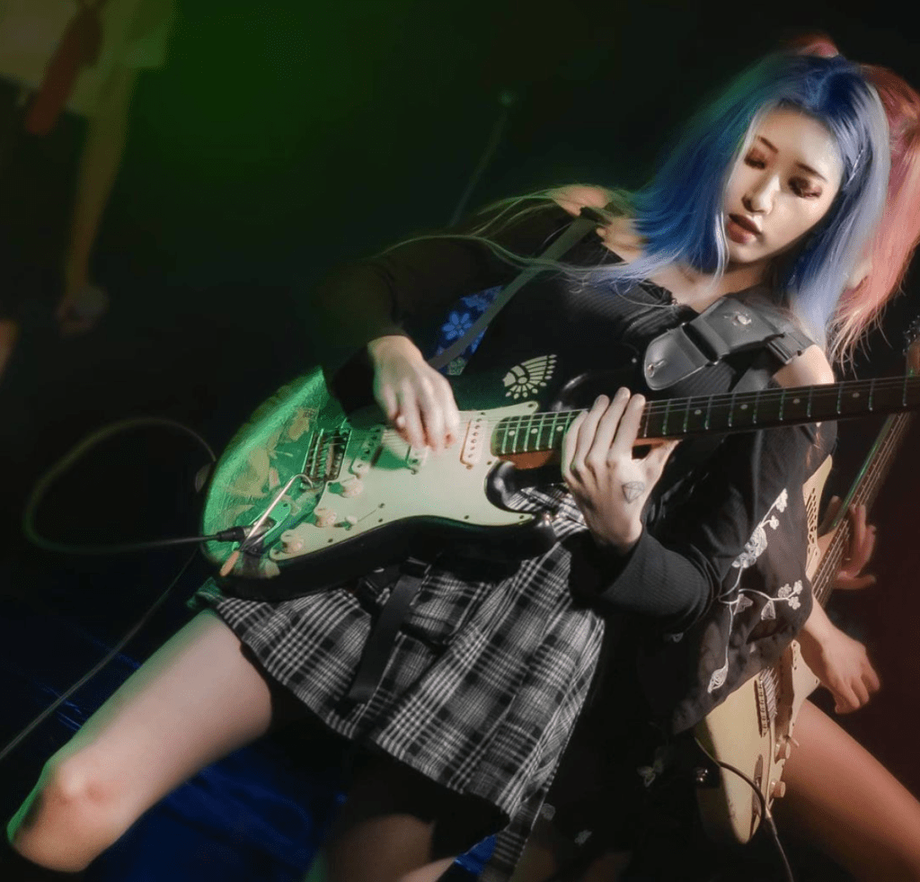 Hyunjung, guitarrista da banda de K-Rock Rolling Quartz