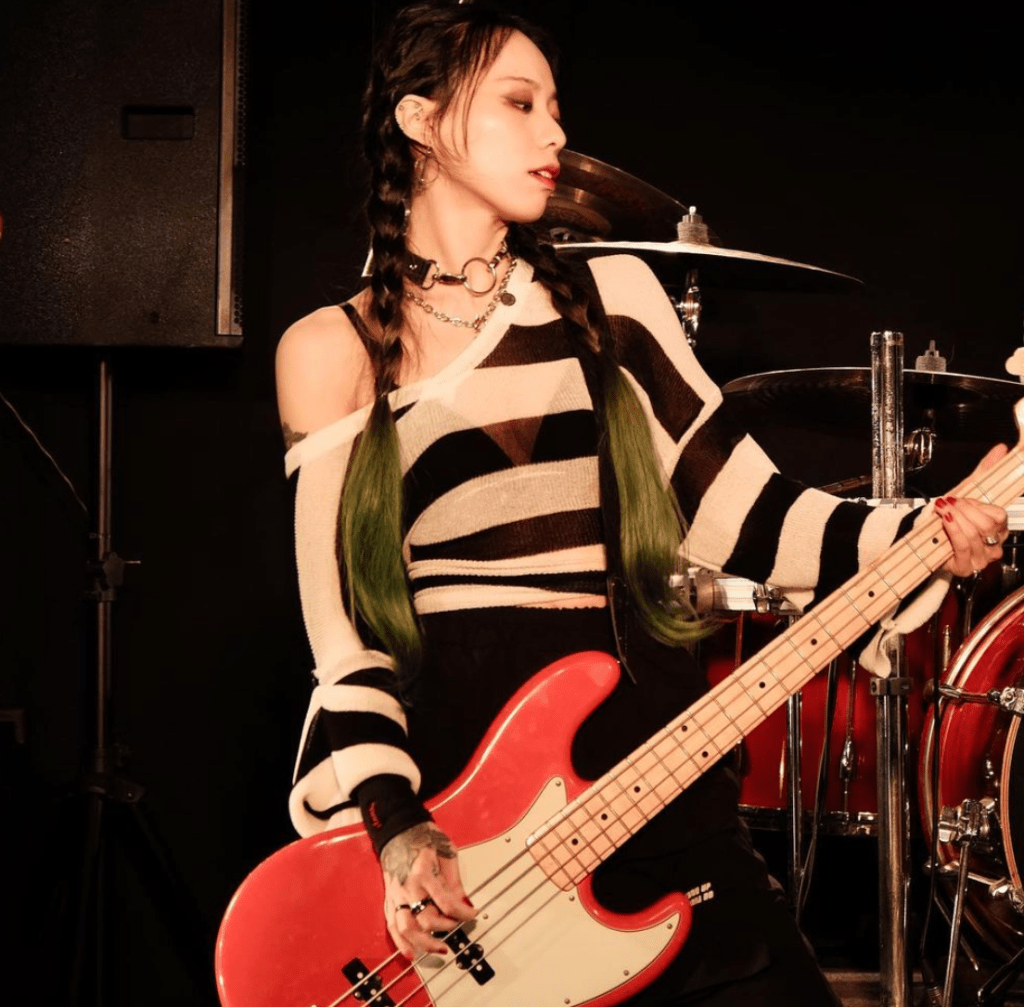 Areum, baixista da banda de K-Rock Rolling Quartz