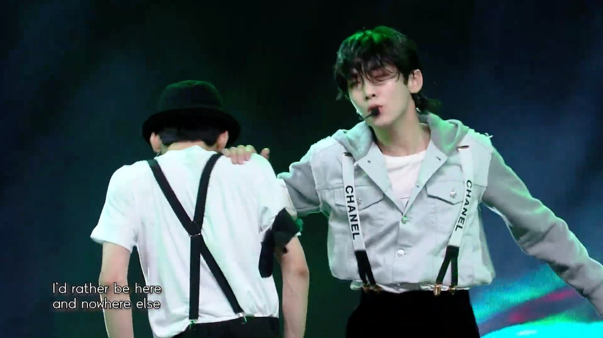 Key (SHINee) durante Ringtone live com performance de Imagine