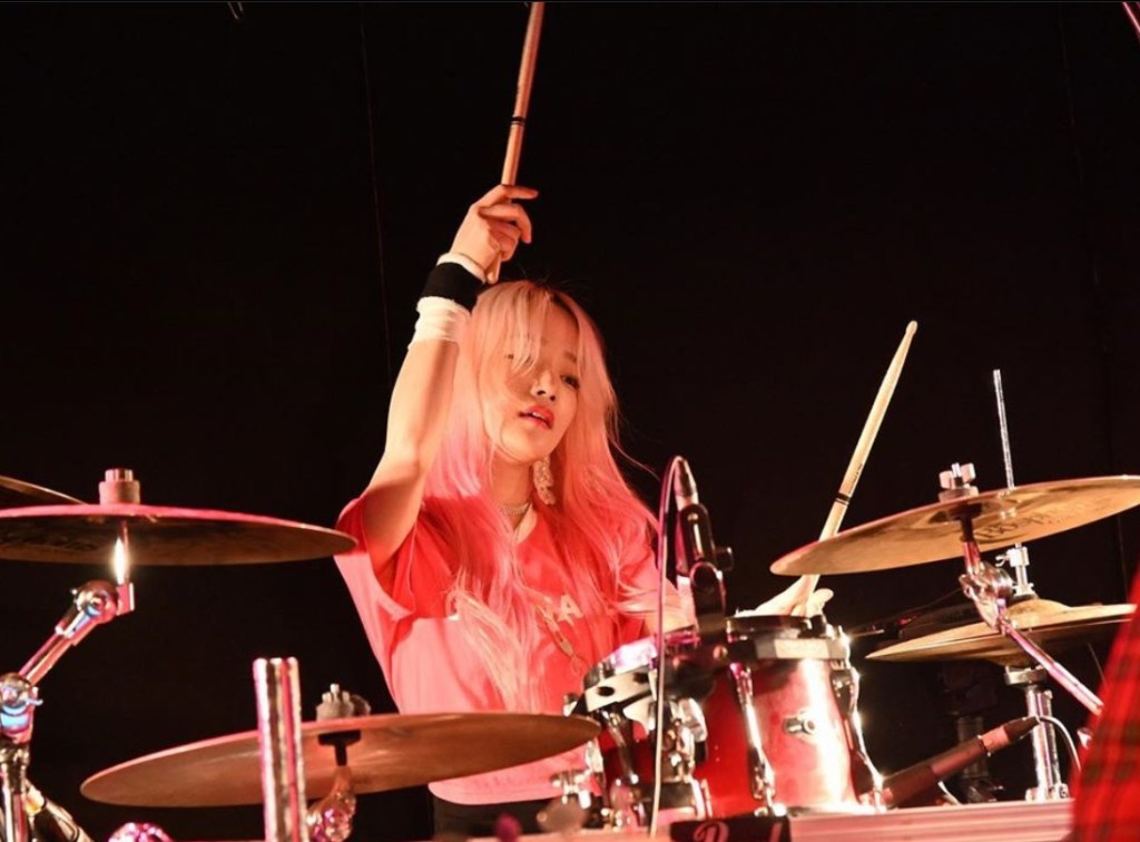 Yeongeun, baterista da banda de K-Rock Rolling Quartz