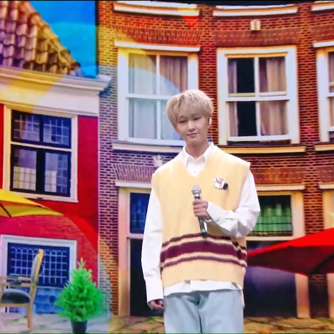 Onew (SHINee) durante Ringtone live com performance de Sign