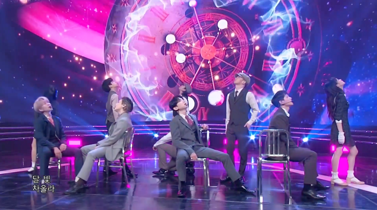 SHINee durante Ringtone live com performance de "Good Evening"