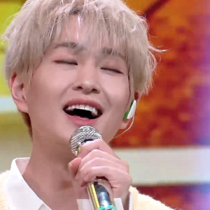 Onew (SHINee) durante Ringtone live com performance de Sign